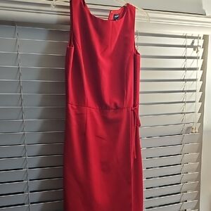 Ann Taylor Red Sheath Midi Dress with Scoop Neck and Sleeveless Design